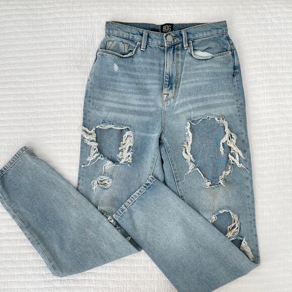 Urban Outfitters BDG Distressed High Rise Mom Jean Med-Light Blue Wash Size 25W - Picture 1 of 7